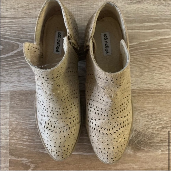 ❌SOLD❌ Not Rated Gold Embossed Laser Cut Autumn Booties - Picture 7 of 8